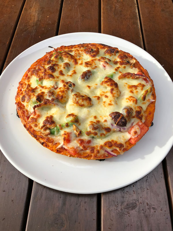 Närbild på en amerikansk pizza med tjock botten
